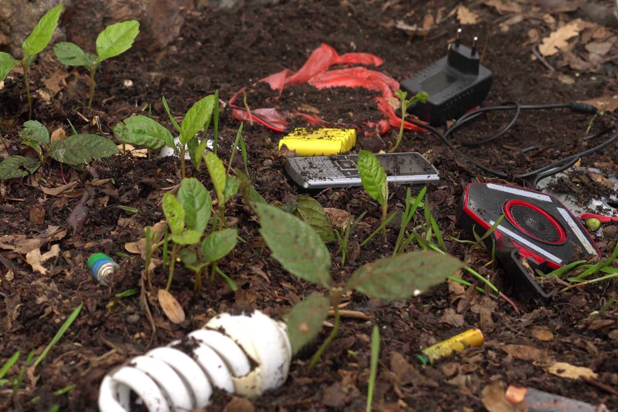 How To Dispose Of Broken Cell Phones The Eco Hub